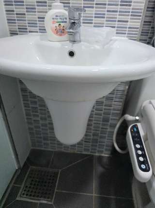 세면대 하부 테두리 변색과 배수관 덮개