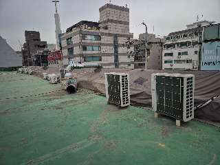 변색과 마모가 넓게 퍼진 옥상 바닥