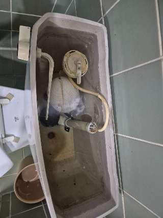 변기 물탱크 내부 부품과 연결 호스 상태