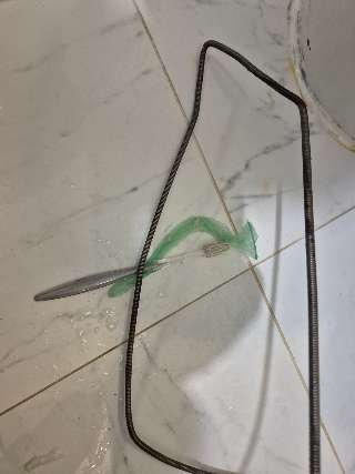 바닥 코일형 선과 내부 이물질 조각