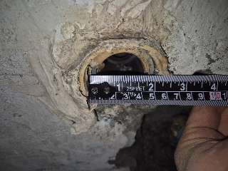 벽면 원형 배관 구멍 약 6cm 측정
